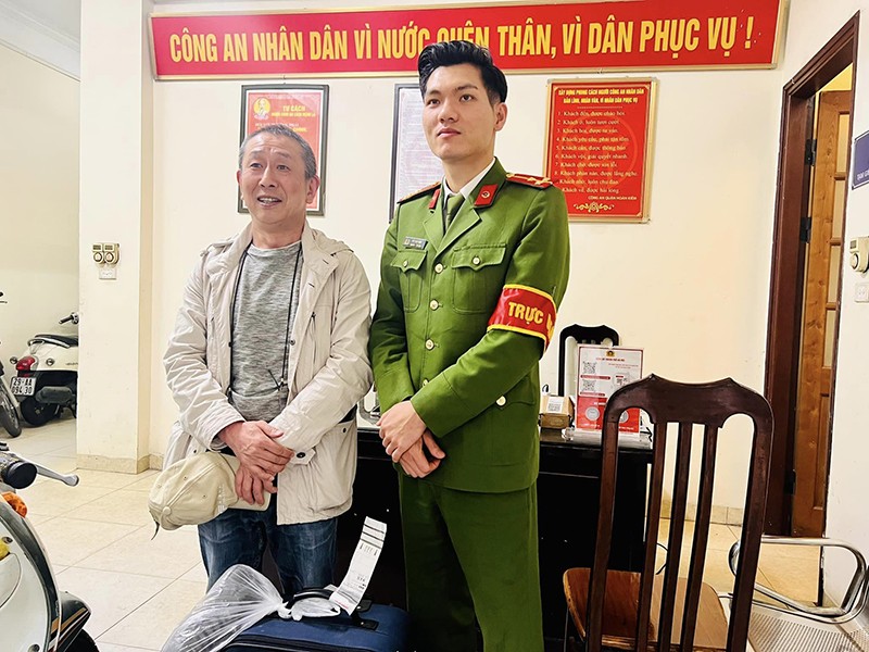 Ông Kanno Hiroshi, người để quên hành lý trên xe taxi đã đến Công an phường Hàng Trống nhận lại tài sản 