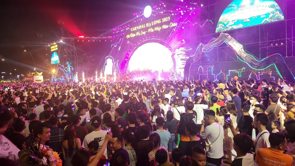 Hàng nghìn người dân và khách du lịch đổ xuống đường tham gia lễ hội đường phố chào mừng mùa du lịch hè