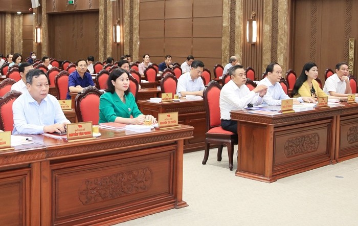 Các đồng chí lãnh đạo thành phố Hà Nội dự Hội nghị toàn quốc nghiên cứu, quán triệt, học tập Nghị quyết Hội nghị lần thứ năm, Ban Chấp hành Trung ương Đảng khóa XIII tại điểm cầu Thành ủy Hà Nội.