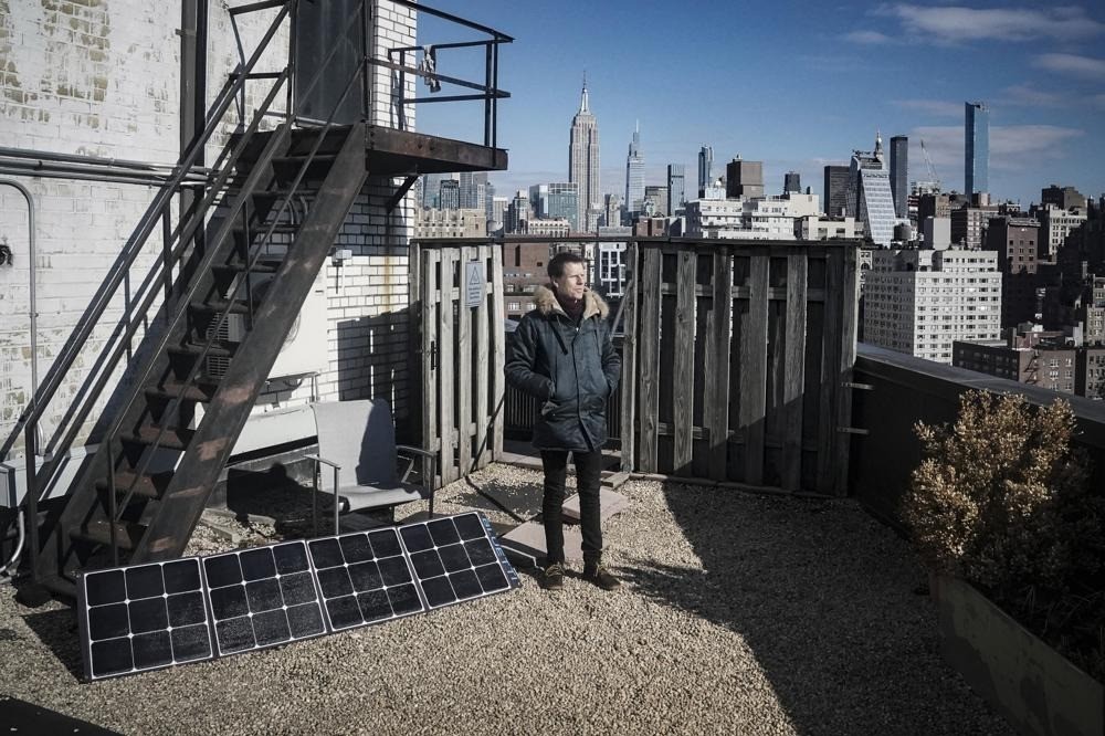 Các tấm pin thu năng lượng mặt trời phục vụ việc nấu ăn lên mái nhà của căn hộ Greenwich Village. (Ảnh: AP)
