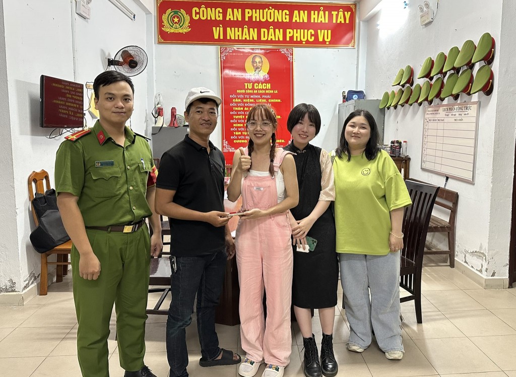Đà Nẵng: Trao trả tài sản cho du khách nước ngoài bị bỏ quên