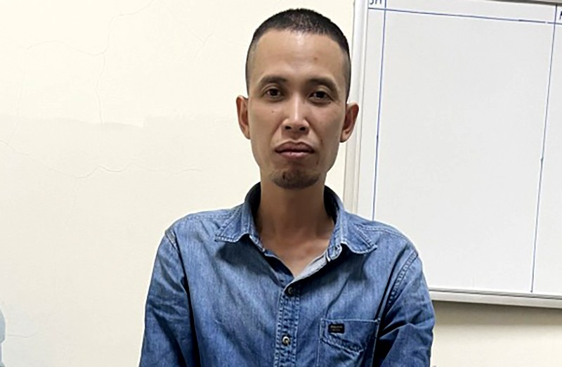 Sau khi đâm nạn nhân tử vong, Nguyễn Văn Sơn đã đến cơ quan công an đầu thú