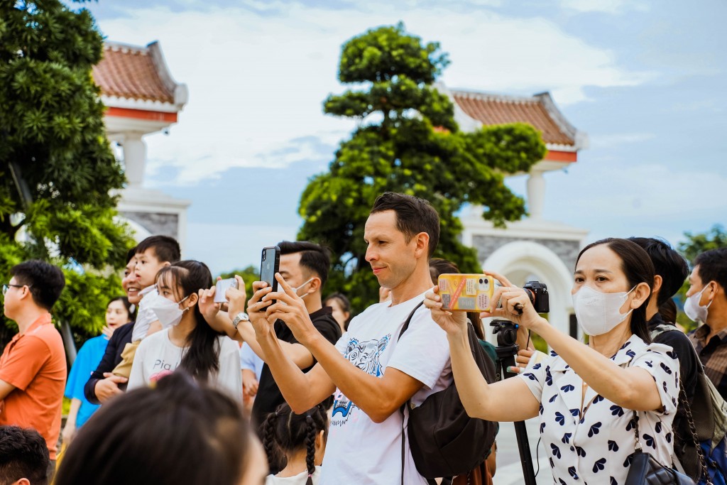 Hàng ngàn du khách đến vui chơi tại Công viên Châu Á và Bà Nà Hills tại Đà Nẵng