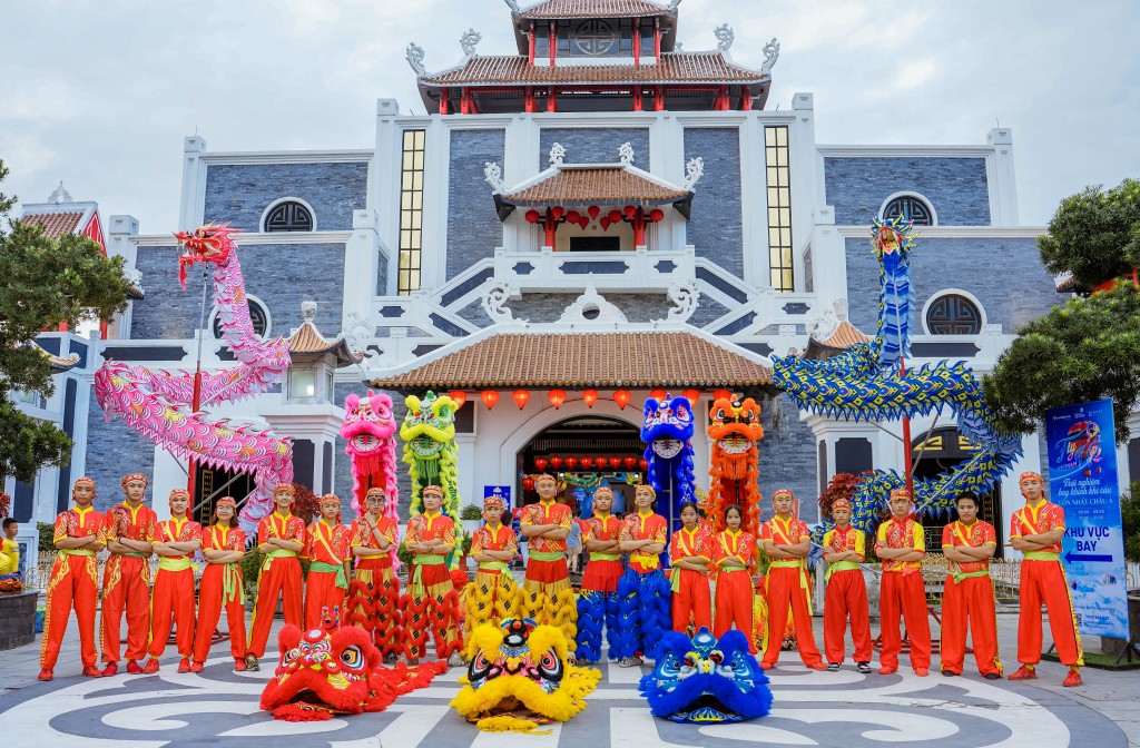 Hàng ngàn du khách đến vui chơi tại Công viên Châu Á và Bà Nà Hills tại Đà Nẵng