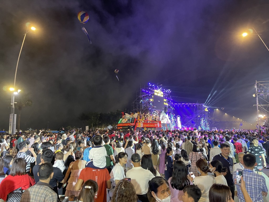 Lễ hội Carnaval Hạ Long 2023 thu hút đông người dân và du khách.