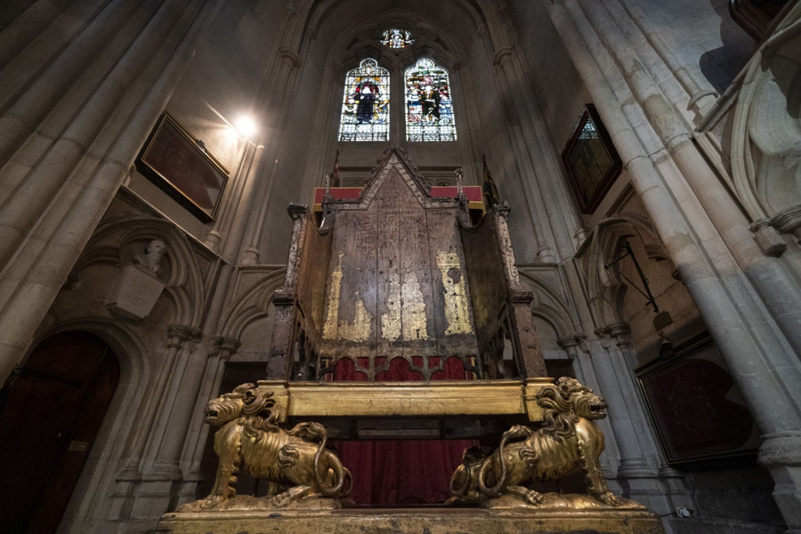 Ngai vàng đăng quang, một trong những món nội thất quý giá và nổi tiếng nhất thế giới, đang trải qua một số khâu trùng tu trước buổi lễ đăng quang vua Vua Charles III (Ảnh: CNN)
