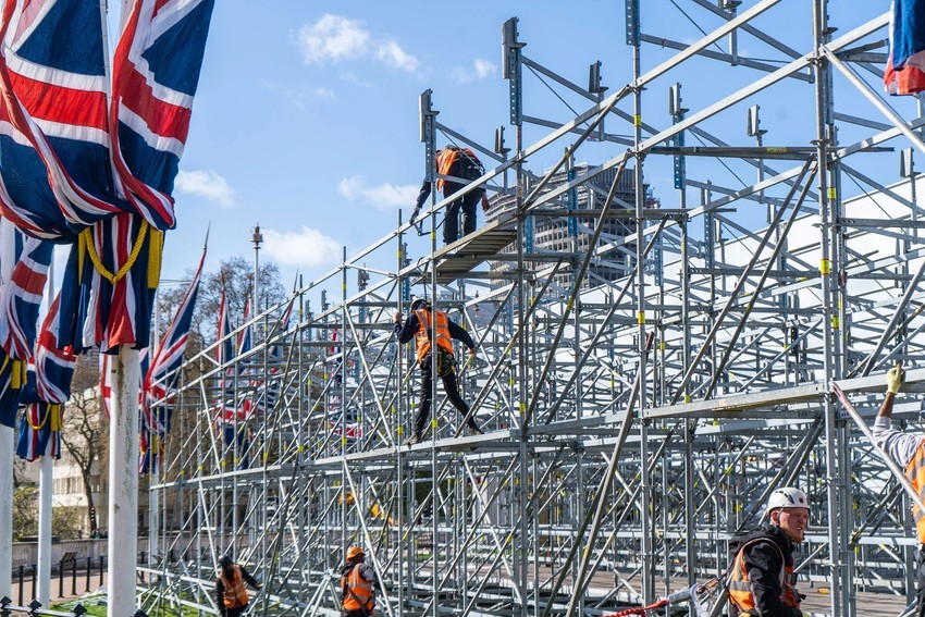 Công nhân xây dựng một đài quan sát đối diện Cung điện Buckingham vào ngày 13-4. Ảnh: TIME