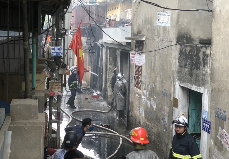 Cảnh sát PCCC và CNCH Công an quận Hoàng Mai nhanh chóng phong toả, dập tắt đám cháy 