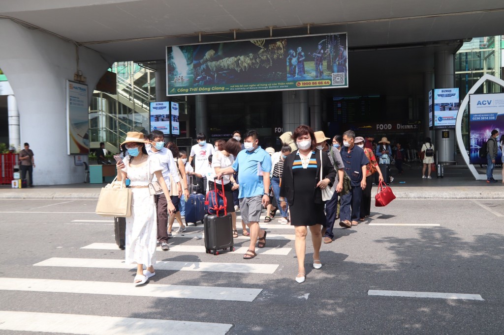 Tại bến xe và sân bay Đà Nẵng chật kín du khách, đón hàng nghìn lượt khách đến Đà Nẵng mỗi ngày (Ảnh Đ.Minh)