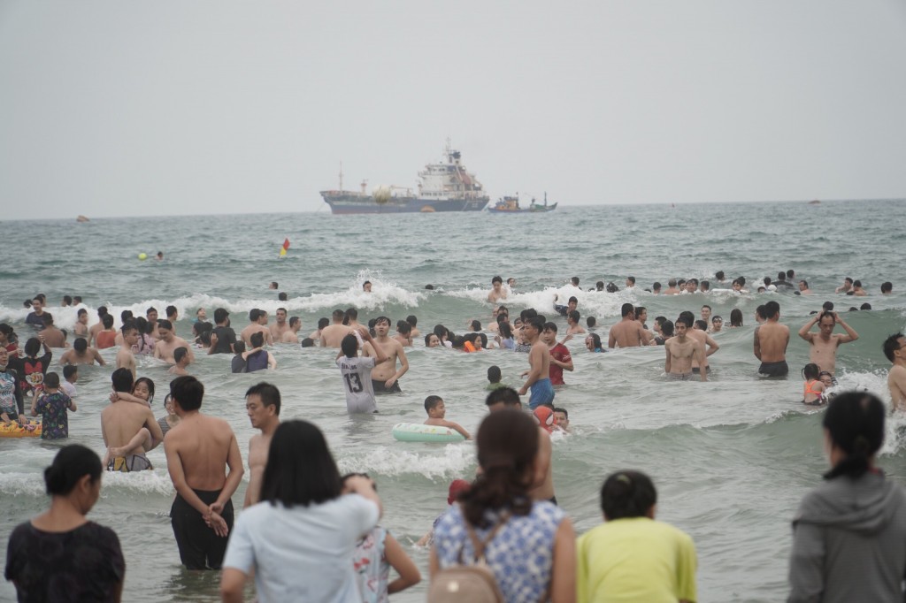 Tại các bãi biển du lịch Đà Nẵng ngay từ sớm, đông đảo du khách ào xuống tắm biển. Càng về chiều muộn, lượng du khách đổ về càng đông, tấp nập 