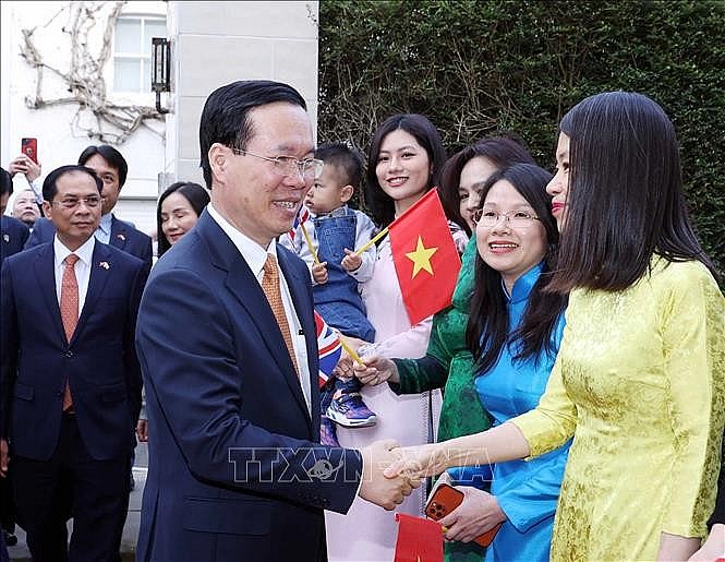 Chủ tịch nước Võ Văn Thưởng với cán bộ, nhân viên Đại sứ quán và đại diện cộng đồng người Việt Nam tại Anh. Ảnh: Thống Nhất/TTXVN