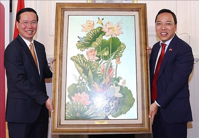 Chủ tịch nước Võ Văn Thưởng tặng quà lưu niệm cho Đại sứ quán Việt Nam tại Anh. Ảnh: Thống Nhất/TTXVN