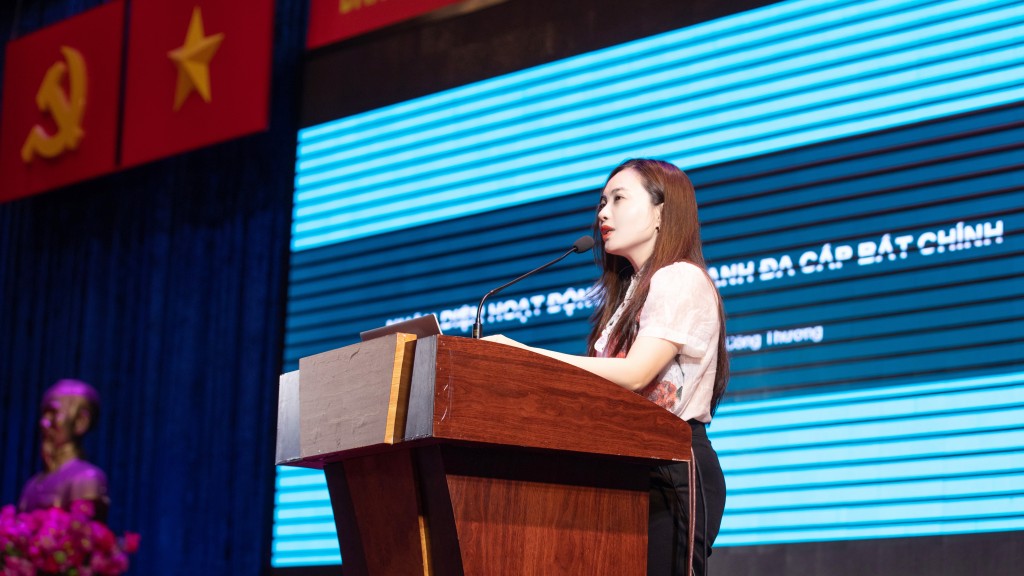 Bà Hoàng Thị Thu Trang – Đại diện Ủy Ban Cạnh tranh Quốc Gia - Bộ Công Thương trình bày tại hội thảo