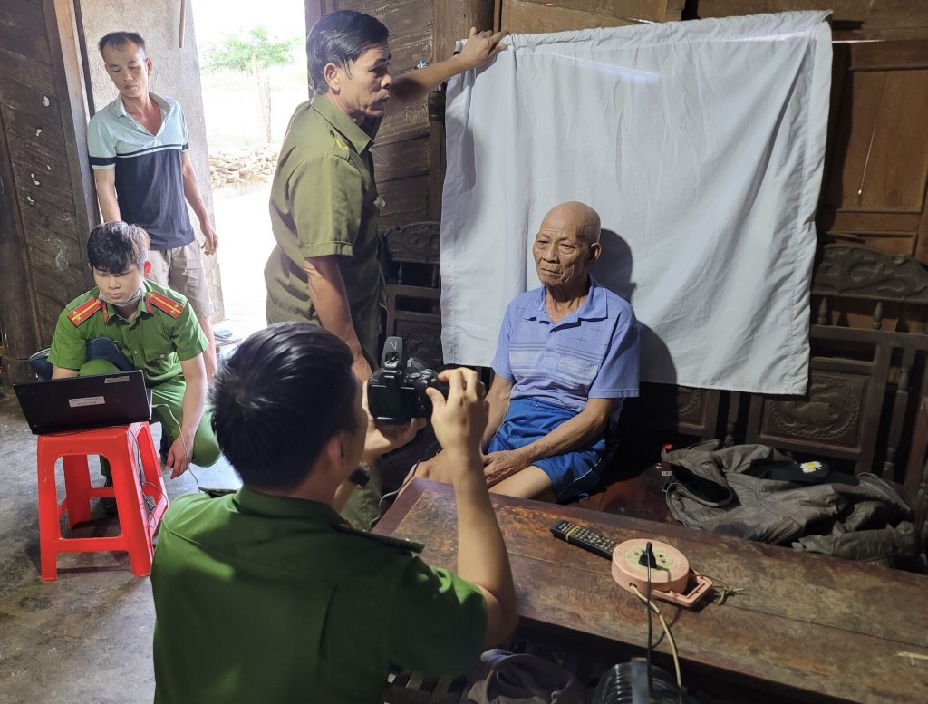 Công an Đắk Nông đến từng giường bệnh, nhà dân cấp CCCD và định danh điện tử