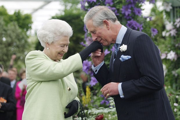 Bức ảnh chụp Nữ hoàng Elizabeth II và Thái tử Charles - nay là Vua Charles III - vào năm 2009. (Nguồn: Getty Images)