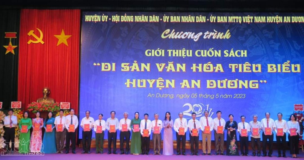 Lãnh đạo huyện An Dương trao tặng sách cho các đơn vị, nhà trường, nhà trường.