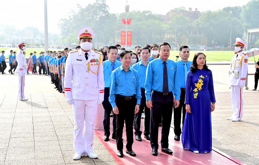 Đoàn đại biểu cán bộ Công đoàn, Công nhân giỏi Thủ đô năm 2023 do đồng chí Phạm Quang Thanh - Ủy viên Ban Chấp hành Tổng LĐLĐ Việt Nam, Thành ủy viên, Chủ tịch LĐLĐ thành phố Hà Nội dẫn đầu đã vào lăng viếng Bác và làm Lễ báo công dâng Bác