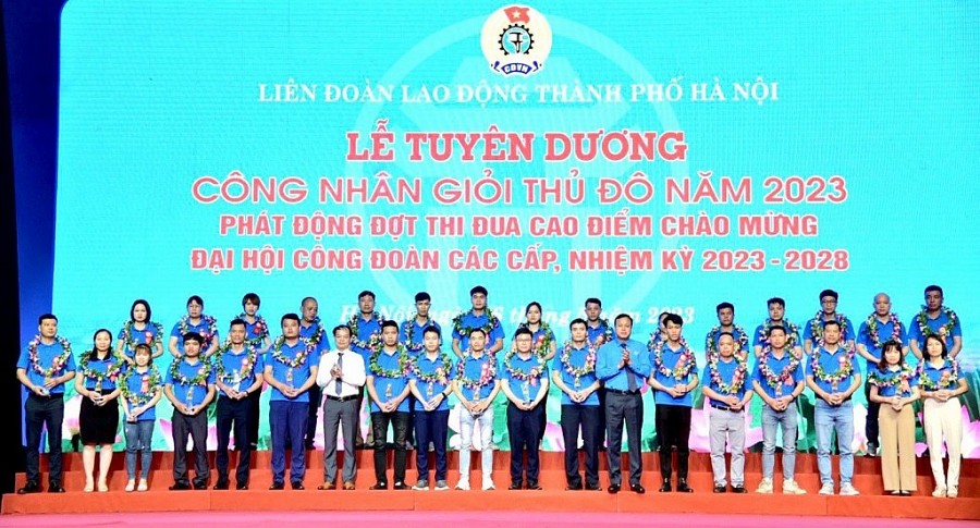 Chủ tịch LĐLĐ thành phố Hà Nội Phạm Quang Thanh và Phó Trưởng ban Dân vận Thành ủy Hà Nội Đinh Văn Khóa trao biểu trưng và hoa cho Công nhân giỏi Thủ đô năm 2023