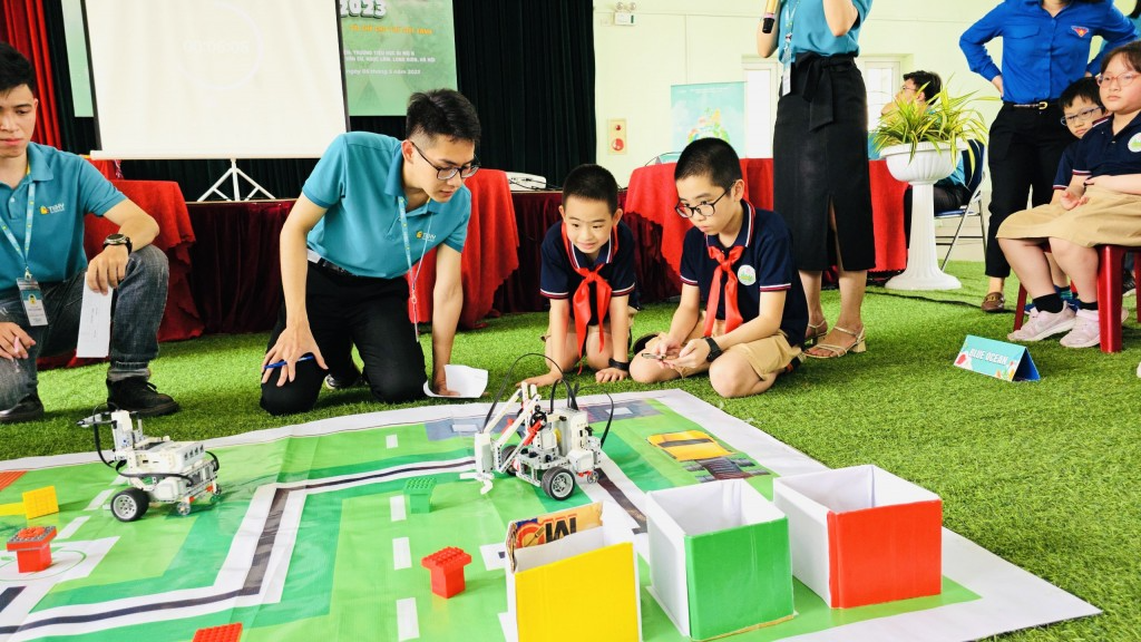 Rèn kỹ năng, tư duy cho học sinh Long Biên qua sân chơi STEMFEST
