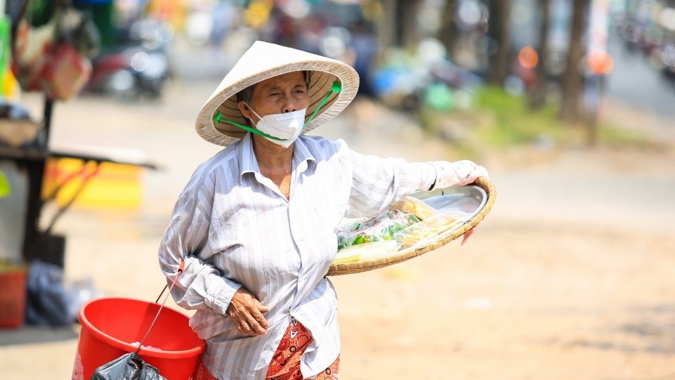 Người dân Thủ đô chật vật giữa nắng nóng hơn 40 độ C