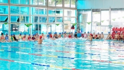 Quận Ba Đình mở lớp dạy bơi miễn phí cho trẻ em có hoàn cảnh khó khăn