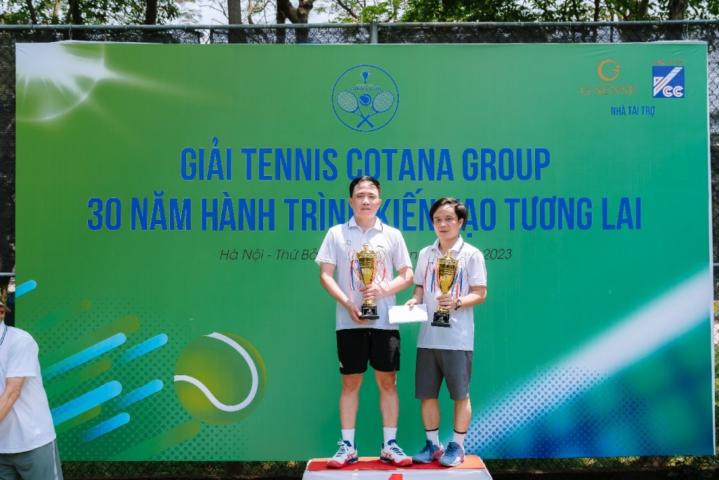 Các vận động viên trên bục trao giải.