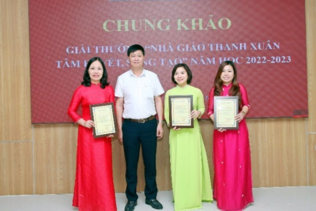 NGƯT. Phạm Gia Hữu - QUV, Trưởng phòng GDĐT trao giải Xuất sắc cho các nhà giáo: Vũ Thị An - Phó Hiệu trưởng trường MN Khương Trung, Đỗ Huyền Trang - giáo viên trường TH Phan Đình Giót, Trần Thị Thanh Trang - giáo viên trường THCSThanh Xuân Trung.