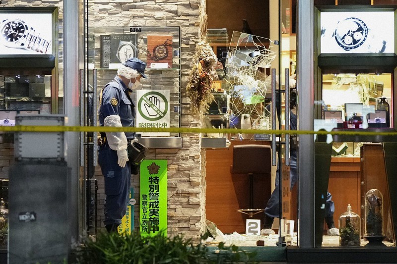 Các điều tra viên của Sở cảnh sát Metropolitan khám nghiệm hiện trường tại Quark Ginza 888, một cửa hàng chuyên bán Rolex ở khu mua sắm Ginza của Tokyo bị cướp vào ngày 8 tháng 5 năm 2023. (Kyodo)