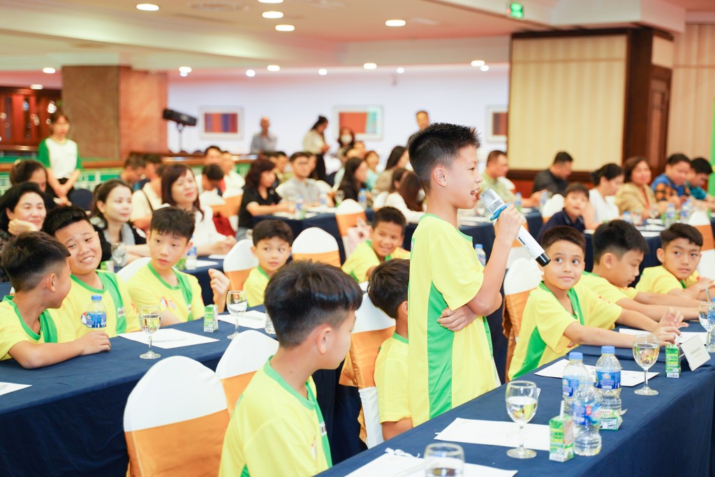 Các cầu thủ nhí tham gia đặt câu hỏi cho Ban tổ chức Giải và các cầu thủ thuộc Đội tuyển Việt Nam