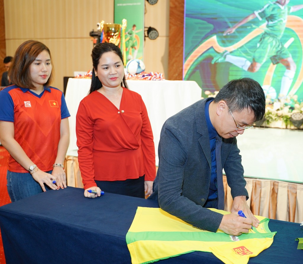 Đoàn Chủ tịch ký tặng mẫu áo thi đấu mùa Giải 2023 cho đại diện cầu thủ Nhi đồng (U11) Hà Nội