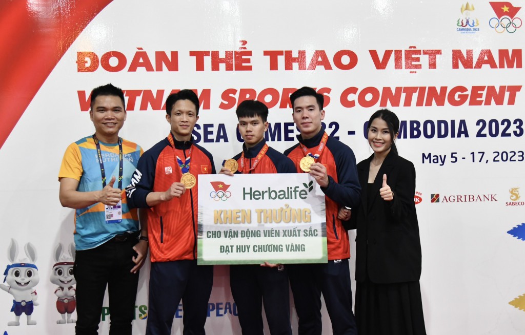 Đội Karate nam xuất sắc giành HCV nội dung Kata đồng đội nam, nhận thưởng nóng từ Herbalife Việt Nam Đội Karate nam xuất sắc giành HCV nội dung Kata đồng đội nam, nhận thưởng nóng từ Herbalife Việt Nam