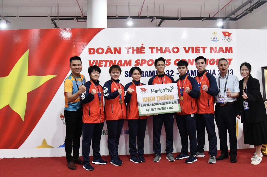Đội Karate Việt Nam nhận thưởng nóng từ Herbalife Việt Nam_8