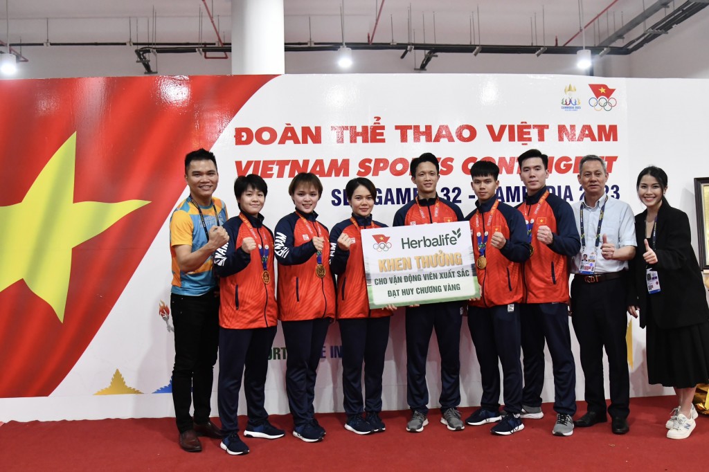 Đội Karate Việt Nam nhận thưởng nóng từ Herbalife Việt Nam_8 Đội Karate Việt Nam nhận thưởng nóng từ Herbalife Việt Nam_8