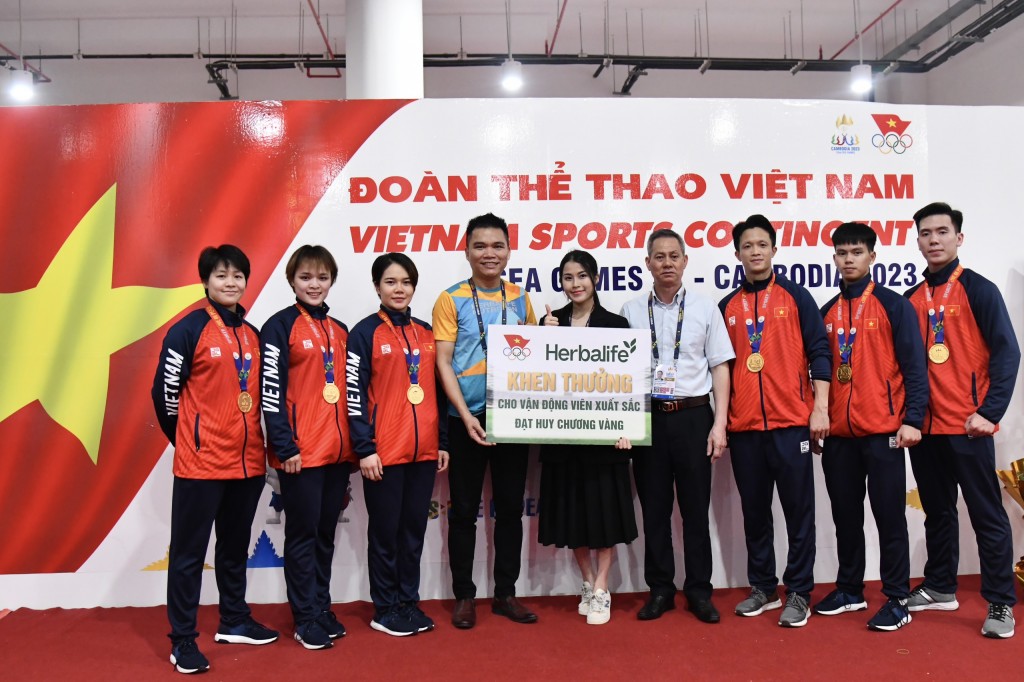 Đội Karate Việt Nam nhận thưởng nóng từ Herbalife Việt Nam