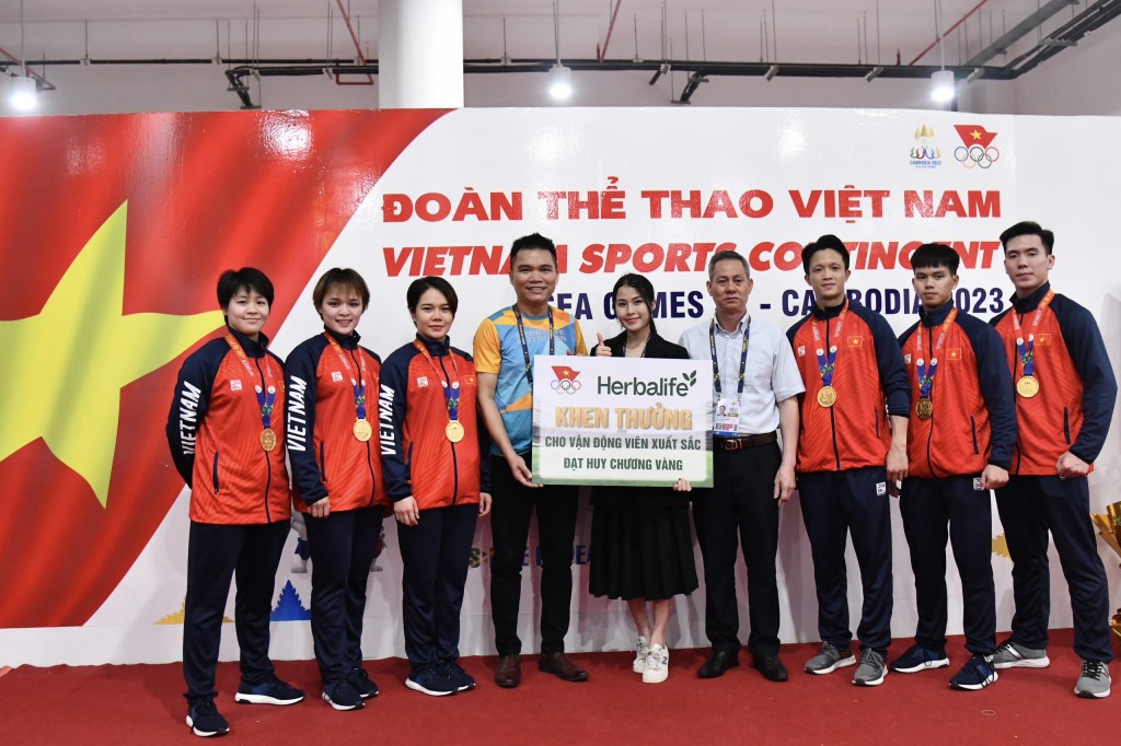 Đội Karate Việt Nam nhận thưởng nóng từ Herbalife Việt Nam Đội Karate Việt Nam nhận thưởng nóng từ Herbalife Việt Nam