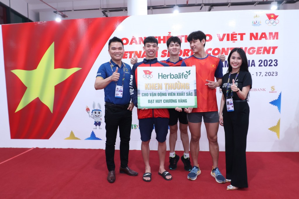Herbalife Việt Nam thưởng nóng cho đội tuyển bơi đồng đội nam xuất sắc giành HCV tiếp sức 4x200m tự do nam_1 Herbalife Việt Nam thưởng nóng cho đội tuyển bơi đồng đội nam xuất sắc giành HCV tiếp sức 4x200m tự do nam_1