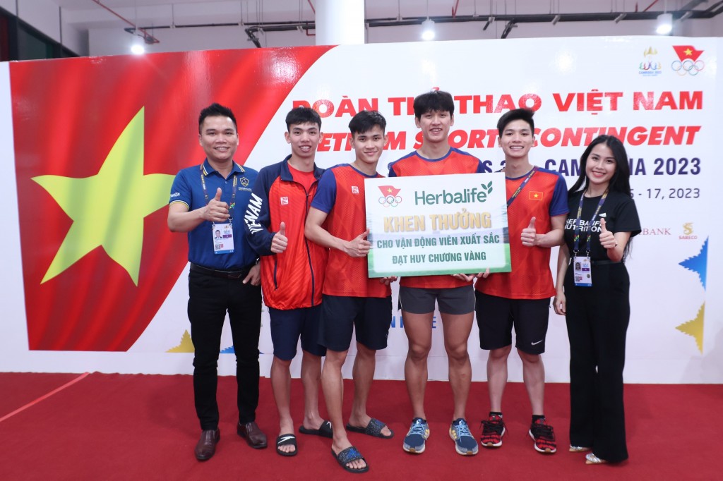 Herbalife Việt Nam thưởng nóng cho đội tuyển bơi đồng đội nam xuất sắc giành HCV tiếp sức 4x200m tự do nam Herbalife Việt Nam thưởng nóng cho đội tuyển bơi đồng đội nam xuất sắc giành HCV tiếp sức 4x200m tự do nam