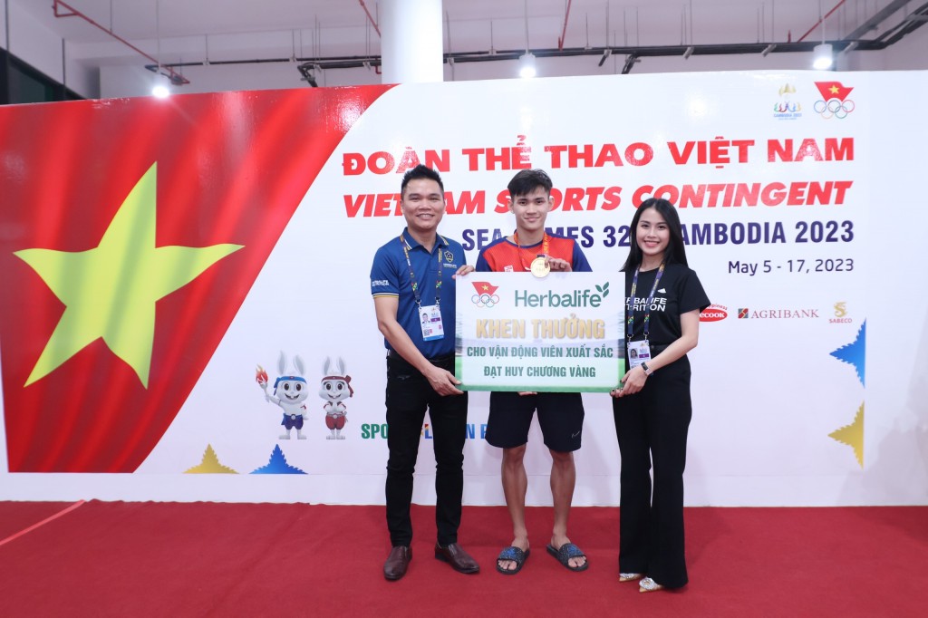 Herbalife Việt Nam thưởng nóng cho kình ngư Phạm Thanh Bảo, HCV ở nội dung 100m ếch nam