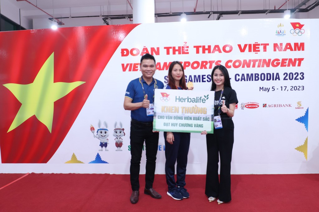 Herbalife Việt Nam thưởng nóng cho VĐV Đinh Thị Hương giành HCV hạng cân dưới 68kg nữ karate 