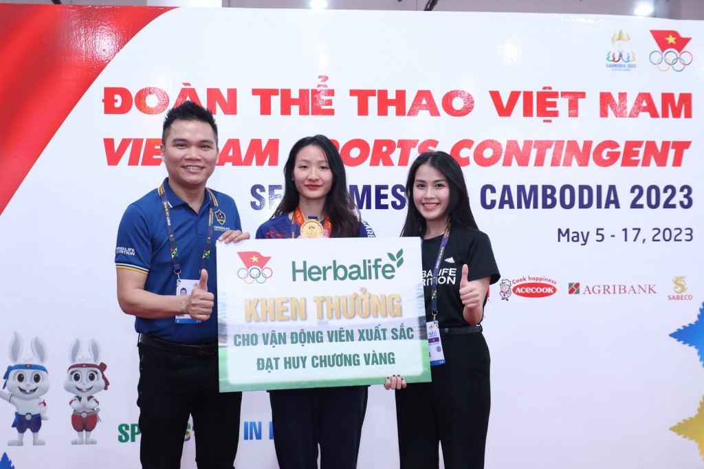 Herbalife Việt Nam thưởng nóng cho VĐV karate Hoàng Thị Mỹ Tâm, HCV nội dung Kumite nữ hạng cân 55 kg Herbalife Việt Nam thưởng nóng cho VĐV karate Hoàng Thị Mỹ Tâm, HCV nội dung Kumite nữ hạng cân 55 kg
