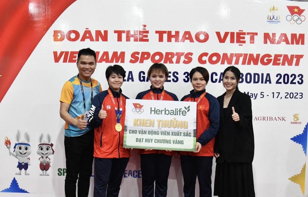 Herbalife Việt Nam trao thưởng nóng cho ĐT Karate Việt Nam giành HCV nội dung quyền đồng đội nữ Herbalife Việt Nam trao thưởng nóng cho ĐT Karate Việt Nam giành HCV nội dung quyền đồng đội nữ