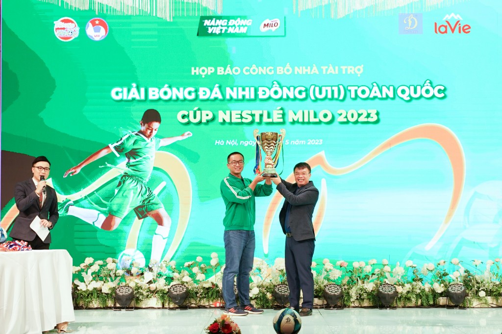 Nhãn hàng Nestlé MILO trao gửi chiếc cúp mùa Giải 2023 cho Ban tổ chức