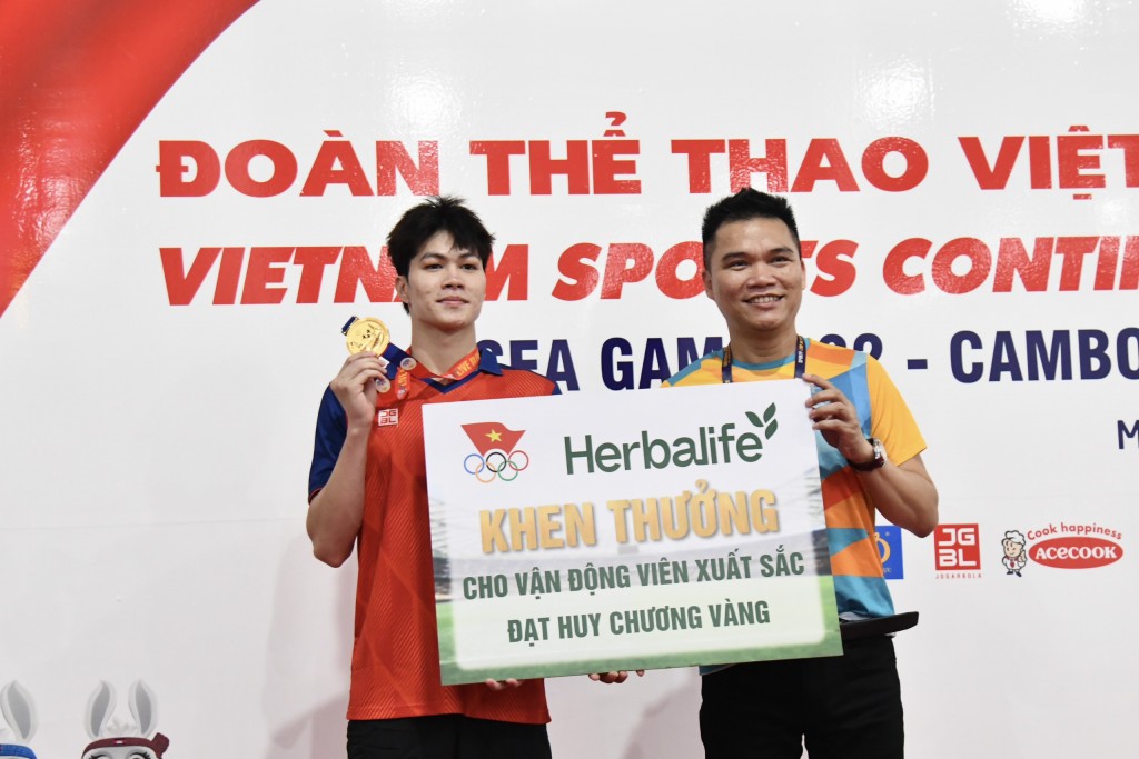 Ông Nguyễn Thành Đạt – Giám đốc truyền thông Herbalife Việt Nam trao thưởng nóng cho kình ngư Trần Hưng Nguyên, HCV nội dung 200 m hỗn hợp nam Ông Nguyễn Thành Đạt – Giám đốc truyền thông Herbalife Việt Nam trao thưởng nóng cho kình ngư Trần Hưng Nguyên, HCV nội dung 200 m hỗn hợp nam