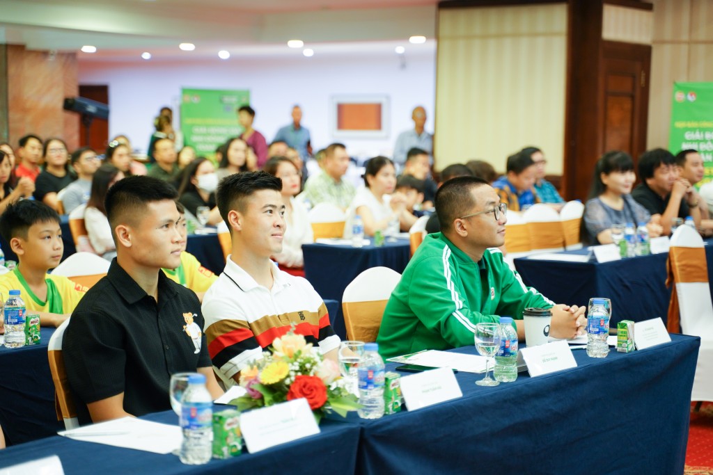 Tham dự họp báo, đại diện Đội tuyển Việt Nam gồm Tuyển thủ Quốc gia Đỗ Duy Mạnh và Phạm Tuấn Hải cũng chia sẻ hành trình theo đuổi đam mê bóng đá, truyền cảm hứng đến các cầu thủ nhí_