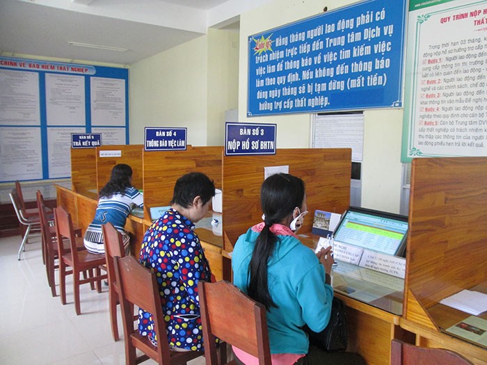 Người dân đến đăng ký