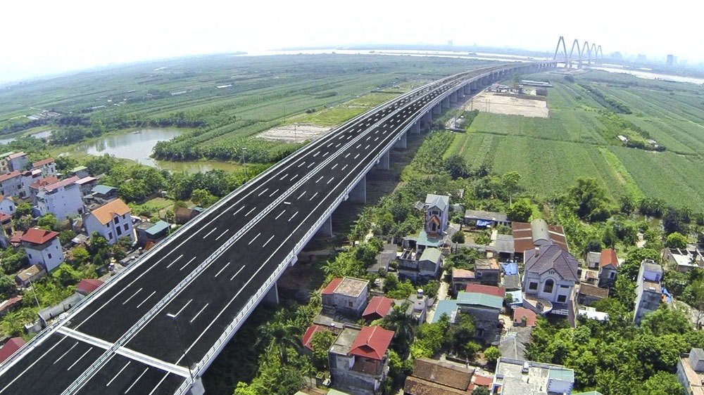 Cầu Nhật Tân qua sông Hồng