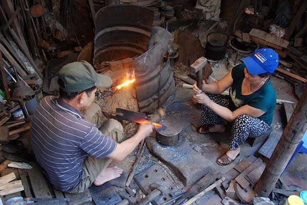 Quai búa một trong những công đoạn quan trọng nhất của nghề rèn ở Đa Sỹ