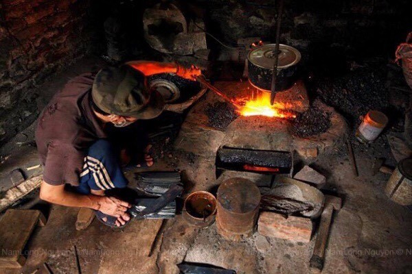 Một người thợ đang tôi thép