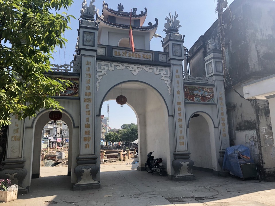 Cổng phía đông và cũng là cổng chính vào làng Đa Sỹ