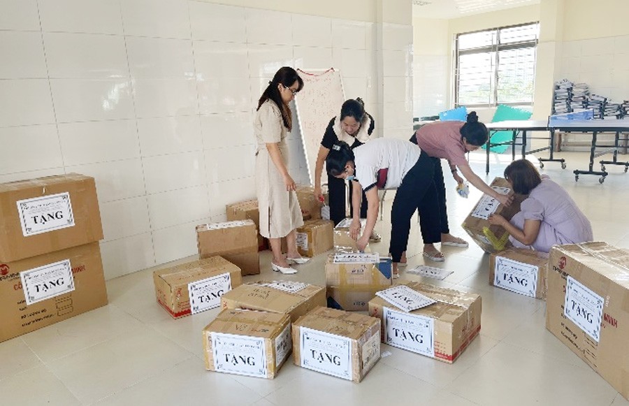Cán bộ, giáo viên trường Tiểu học Thành Công B phân loại, đóng gói sách vở để tặng học sinh vùng khó khăn